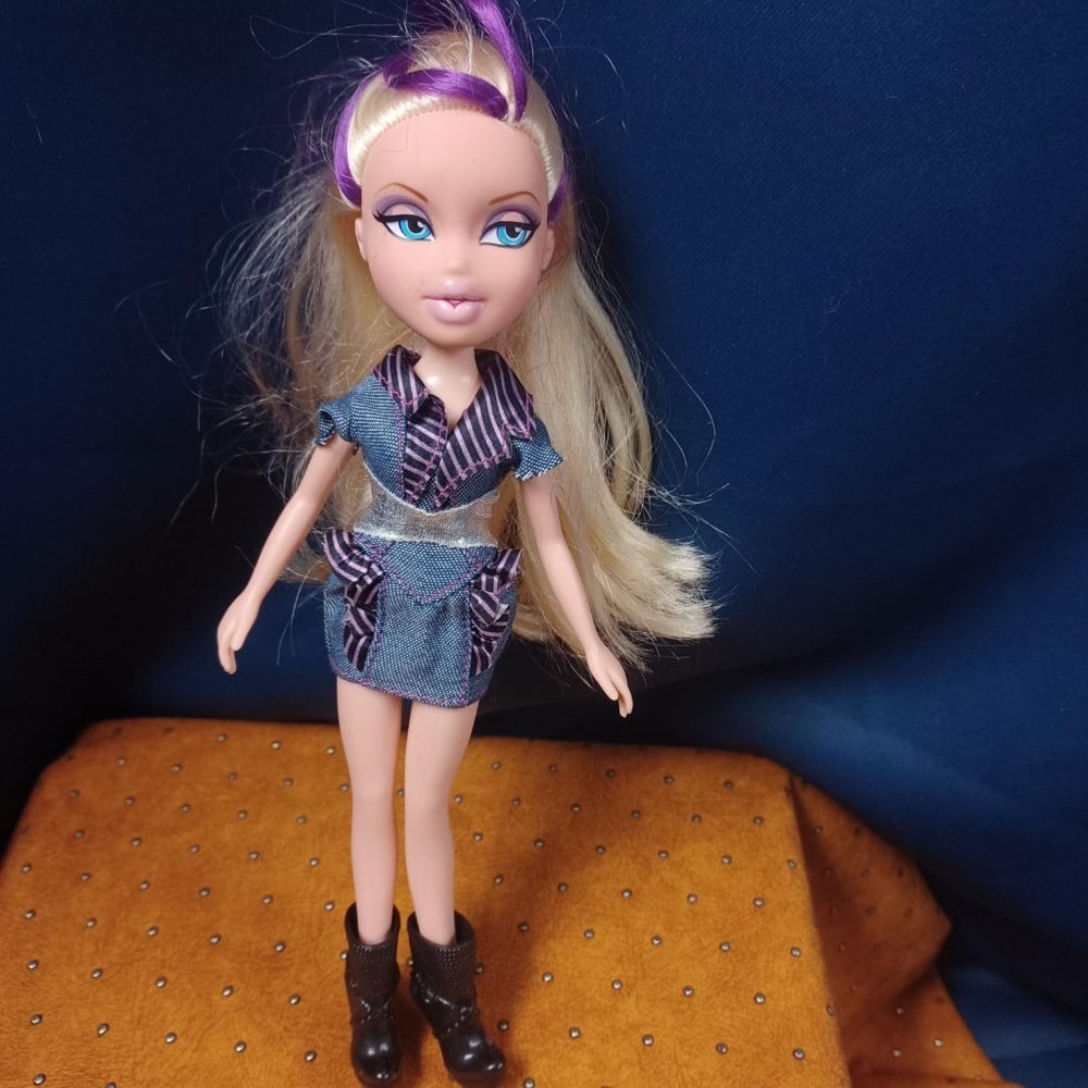 Bratz On The Mic Cloe Doll MGA Blonde Hair Purple Highlights Jean Outfit 10"/B-3